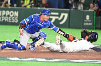 [포토]김주원, 홈으로 뛰다가...