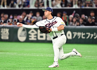 [포토]3루 선택하는 셰이 위트컴의 송구