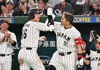 [포토]홈런 하이파이브 나누는 오타니와 스즈키