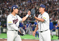 [포토]이정후와 하이파이브 나누는 노경은