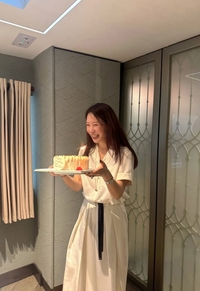 ‘파리의 연인’ 김정은, 생일 기념 근황 공개… 여전한 눈웃음[★SNS]