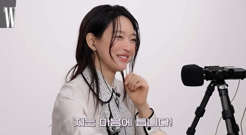 신민아, MZ 스타일 가방 꾸미기에 도전..."엉망이군요" 좌절