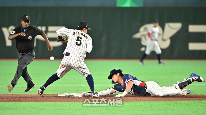 [포토]이정후, 빠른 발로 2루까지!