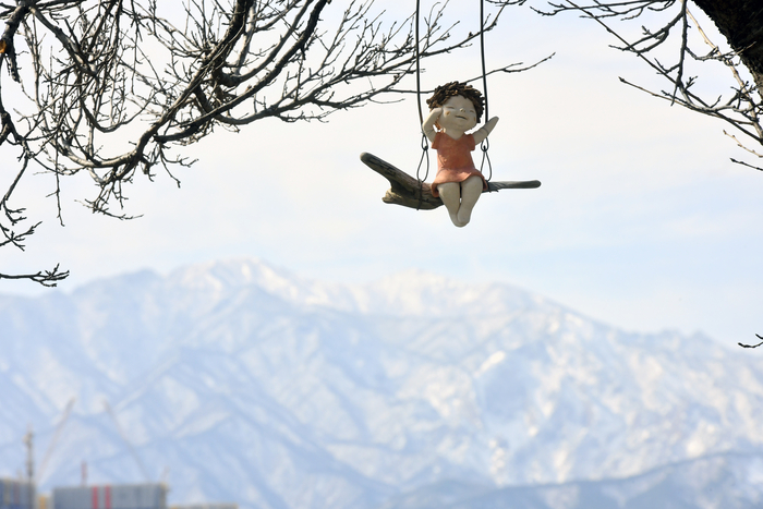 속초시 영랑호, 눈 쌓인 설악산과 그네 타는 인형 - 뉴스 썸네일 이미지