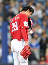 SSG ‘비상’ 김광현 어깨 수술 위기, 시즌 아웃 갈림길… 이숭용 감독 “광현이 없이 치러야”