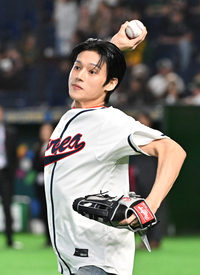 [포토]한국-호주 경기 시구 준비하는 에이티즈 우영