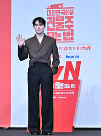 [포토] 김준한 ‘반가운 손인사’