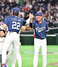 [포토]호주전 시작하는 류지현 감독과 이정후