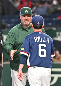 [포토]호주 감독과 인사 나누는 류지현 감독