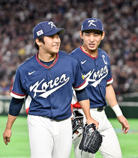 [포토]위기 탈출에 기뻐하는 박영현과 이정후