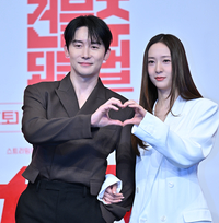 [포토] 김준한-정수정 ‘하트 발사’