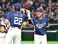 [포토]히아피이브 나누는 류지현 감독과 이정후