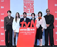 [포토] 포토타임 갖는 ‘건물주 되는 법’ 감독과 배우들