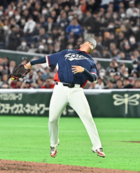 [포토]글러브 던지며 기뻐하는 문보경