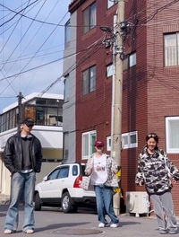 ‘21세기 대군부인’ 아이유, 골목길 댄스 선보여… 팀워크에 웃음 터진 촬영장[★SNS]