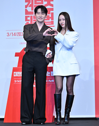 [포토] 하트 포즈 취하는 김준한-정수정 부부