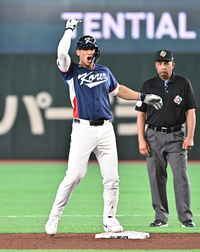 [포토]2루타로 득점 기회 만드는 위트컴