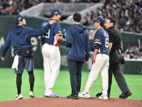 [포토]손주영의 상태 확인하는 류지현 감독