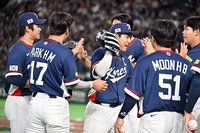 [포토]박영현-이정후, 위기 넘겼어!