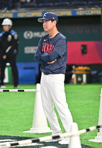 [포토]결전 준비하는 류지현 감독