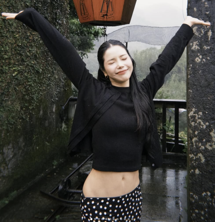 솔라, 골반에 겨우 걸친 치마 ‘아슬아슬하네’ [★SNS]