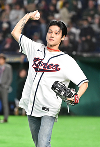 [포토]에이티즈 우영, 시구 연습 중!