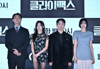 [포토] 포즈 취하는 ‘클라이맥스’ 배우들