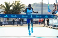 ‘리스본 하프마라톤 우승’ 제이콥 키플리모, 세계신기록 비결은 ‘갤럭시 워치8’