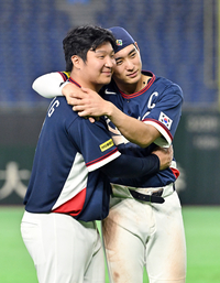 [포토]8강 진출 이끈 문보경과 이정후