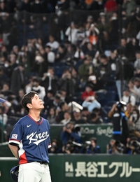 [포토]마이애미행 확정 야구대표팀, 도쿄돔 올려다보는 류지현 감독