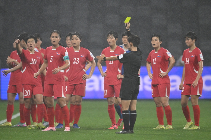 "우린 경기 못 해" 북한 女축구 심판 판정 항의 후 '경기 재개 거부' 4분여 중단 사태 발생...中에 1-2 패배