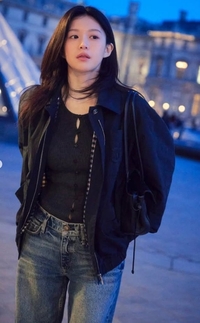 ‘집업에 청바지로 끝냈다’…고윤정, 루브르에서 완성한 무심한 세련미