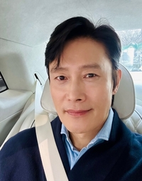 이병헌, ‘간절함 부족 셀카’로 근황 공개… “같은 각도에 또다른 사진” [★SNS]
