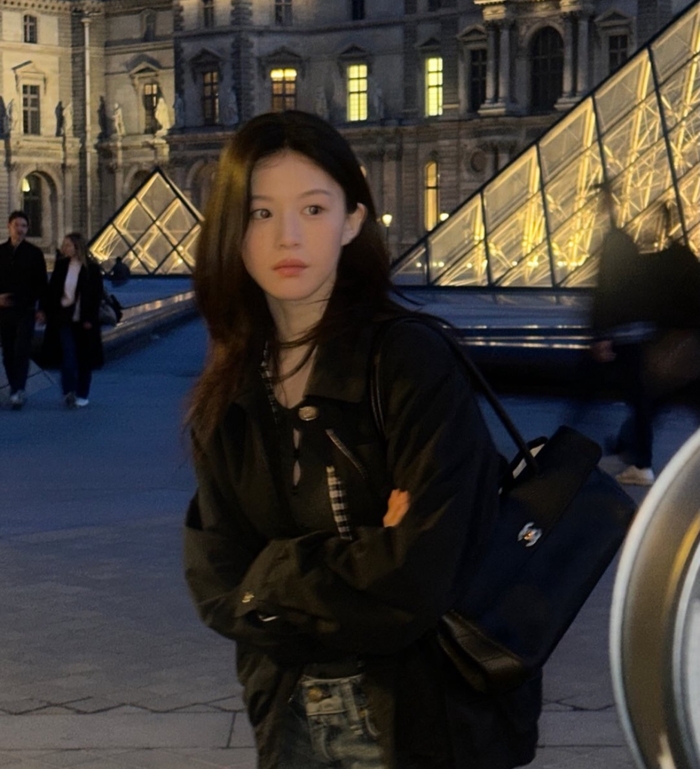샤넬쇼 다녀온 고윤정…루브르 앞 ‘꾸러기 미소’ 여행샷 공개[★SNS]