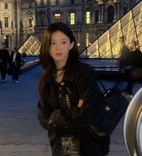 샤넬쇼 다녀온 고윤정…루브르 앞 ‘꾸러기 미소’ 여행샷 공개[★SNS]