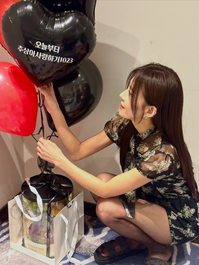 하지원, 팬들이 보낸 풍선 앞 환한 미소… “긴장했던 마음, 덕분에 녹았어요”