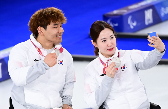 “4년 뒤에도 함께!” 컬링 남매 백혜진-이용석, 銀 아쉬움 4년 뒤 ‘金’으로 푼다 [2026 밀라노]