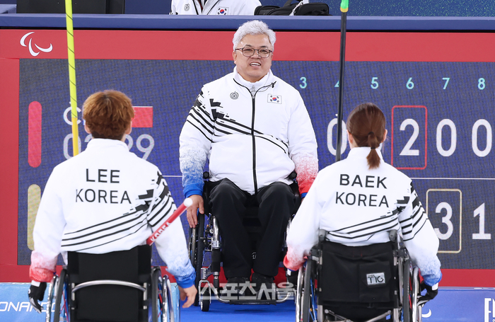 [포토] ‘휠체어컬링’ 박길우 감독, 은메달 획득 두 선수 끌어안으며 뜨거운 눈물! [2026 밀라노]
