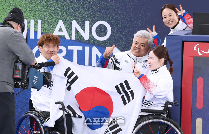 [포토] 태극기 흔드는 휠체어컬링팀, 백혜진-이용석 믹스더블 은메달 획득...박길우 감독도 환한 미소 [2026 밀라노]