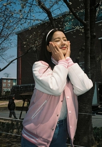 ‘월간남친’ 지수, 풋풋한 과잠룩 공개…화기애애한 촬영 현장[★SNS]