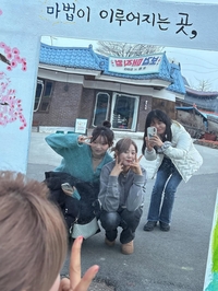 tvN 예능 ‘보검 매직컬’ 프로그램 첫 방송 후 주말 5백 명 넘는 관광객 촬영장 찾아