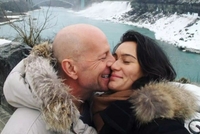 ‘뇌 기증’ 브루스 윌리스…투병속 아내는 치매 연구·간병인·기금 설립