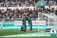 추가시간에 넣은 골이 오프사이드 판정…‘우승 후보’ 대전, 또 첫 승 실패 김천과 1-1 무승부
