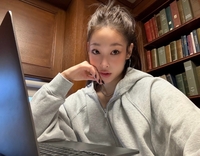 美 컬럼비아대 복학한 애니, 후드티 차림 근황 공개 [★SNS]