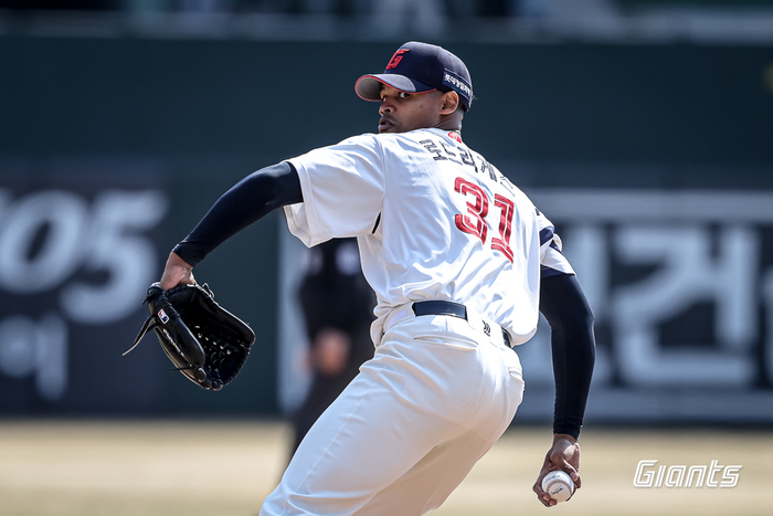 시속 154㎞ '쾅'! 롯데 新 외인 로드리게스, 속구 위력 제대로 확인했다 [Hot&Cool]