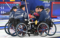 ‘통한의 8엔드’ 휠체어컬링 혼성팀, 최강 캐나다에 7-8 역전패…스웨덴과 동메달결정전 [2026 밀라노]