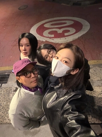 “송혜교 아냐?”…저렇게 넷이 절친이었어? 근황포착 [★SNS]