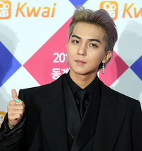 ‘군 이탈’ 송민호, 재판 연기 후 VIP 시사회 참석 ‘빈축’