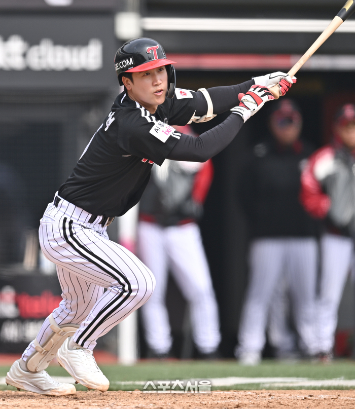 [포토] 구본혁, 3회 추가 득점 뽑는 적시타