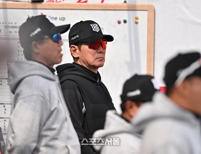 [포토] 경기 지켜보는 이강철 감독